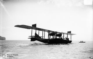 Hidroavião da primeira travessia aérea Lisboa-Funchal, na baía do Funchal, 1921, MFM-AV, em depósito no ABM, Perestrellos Photographos, Inv. PER/2270.