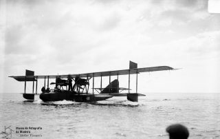 Amaragem do hidroavião na baía do Funchal, 1921, MFM-AV, em depósito no ABM, Perestrellos Photographos, Inv. PER/2340.