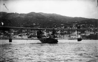 Hidroavião na baía do Funchal, após o voo até o Paul do Mar, 1921, MFM-AV, em depósito no ABM, Perestrellos Photographos, Inv. PER/2341