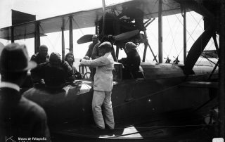 Preparação de Teresa Bianchi e Maria Bianchi Cossart para o voo sobre a baía do Funchal, 1921, MFM-AV, em depósito no ABM, Perestrellos Photographos, Inv. PER/2344.