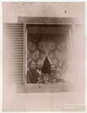 Retrato de grupo à janela de uma casa em local não identificado, na Ilha da Madeira