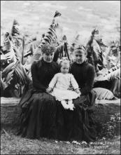 Retrato de duas mulheres e uma criança na Quinta Azevedo, Freguesia de Santa Luzia, Concelho do Funchal