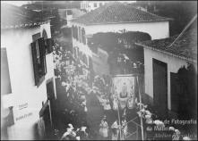 Procissão de Nossa Senhora de Lourdes no sítio da Penha de França, rua da Imperatriz D. Amélia, Freguesia de São Pedro (atual Freguesia da Sé), Concelho do Funchal