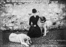 Retrato de uma mulher e dois cães, em local não identificado, no Concelho de Santa Cruz