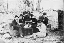 Retrato de grupo a tomar chá, em local não identificado, no Concelho de Santa Cruz