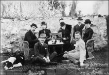 Retrato de grupo a tomar chá, em local não identificado, no Concelho de Santa Cruz