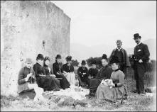 Retrato de grupo durante um piquenique, [no Pico da Cruz, Freguesia de São Martinho, Concelho do Funchal]