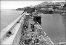 Navio Lima atracado no porto do Funchal, ainda em construção, Freguesia de São Pedro (atual Freguesia da Sé), Concelho do Funchal