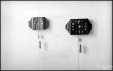 Dois relógios de parede do sr. Wirth, em local não identificado, na Ilha da Madeira