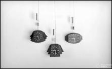 Três relógios de parede do sr. Wirth, em local não identificado, na Ilha da Madeira