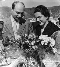 Oferta de um ramo de flores aos príncipes Alexandre da Jugoslávia e sua esposa Maria Pia de Saboia à chegada ao cais do Funchal