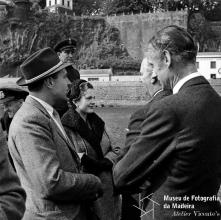 Príncipes Alexandre da Jugoslávia e Maria Pia de Saboia à saída do hidroavião "Sidney" que amarou na baía do Funchal