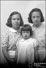 Retrato de duas mulheres e uma criança, filhas do Dr. Perilo Gomes, cônsul do Brasil no Funchal (meio corpo)