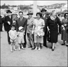 Dr. José Maria Reis Perdigão, cônsul do Brasil, e sua esposa, Esperanza Aguirre Santa Cruz, à chegada ao cais do Funchal 