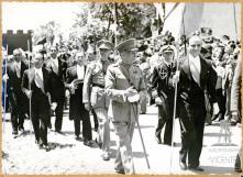 Presidente Óscar Carmona e entidades oficiais e militares na avenida Zarco em direção à Câmara Municipal do Funchal