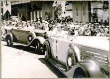 D. Maria do Carmo Fragoso Carmona em cortejo automóvel pela avenida Zarco, Freguesia da Sé, Concelho do Funchal