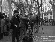 Grupo de fotógrafos no campo D. Carlos I (atual campo Almirante Reis), Freguesia de Santa Maria Maior, Concelho do Funchal, por ocasião da visita dos reis D. Carlos de Bragança e de D. Maria Amélia de Orleães 