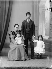 Retrato de João Rodrigues dos Santos acompanhado de uma mulher e duas crianças (três quartos)