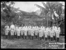 Marinheiros da Esquadra Submarina de Navegação Terrestre (E.S.N.T) nos jardins da Photographia Vicente, Freguesia da Sé, Concelho do Funchal