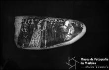 Dente de cachalote com a representação do tema "MARRIAGE OF WASHINGTON", gravação de Manuel Cunha
