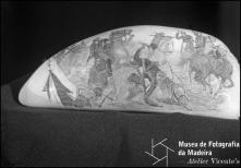 Dente de cachalote com a representação de uma batalha com indígenas, gravação de Manuel Cunha