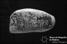 Dente de cachalote com a representação do tema "MAD ANTHONY" WAYNE", gravação de Manuel Cunha