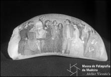 Dente de cachalote com a representação do tema "MARRIAGE OF G. WASHINGTON", gravação de Manuel Cunha
