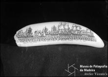 Dente de cachalote com a representação do tema "VIEW OF THE STONE FLEET, WHICH SAILED FROM NEW BEDFORD HARBOR / NOV. 16, 1861", gravação de Manuel Cunha