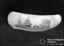 Dente de cachalote com a representação do tema "WAR OF 1812", gravação de Manuel Cunha