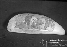 Dente de cachalote com a representação do tema "DEATH OF LINCOLN", gravação de Manuel Cunha