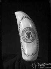Dente de cachalote com a representação do selo do Presidente dos Estados Unidos, gravação de Manuel Cunha 