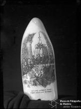 Dente de cachalote com a representação do tema "JONES INVESTED WITH THE ORDER MILITARY MERIT", gravação de Manuel Cunha 