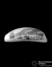 Dente de cachalote com a representação de um desembarque numa praia, gravação Manuel Cunha 