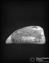 Dente de cachalote com a representação de uma cidade portuária vista do mar, gravação de Manuel Cunha