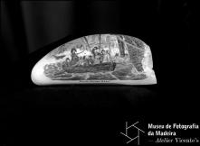 Dente de cachalote com a representação do tema "OLIVER HAZARD PERRY", gravação de Manuel Cunha
