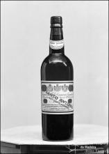 Garrafa de vinho com o rótulo da casa comercial Tarquínio Torquato da Câmara Lomelino "Proprietaire et Negociant Succ. de M. Robert Leal" 