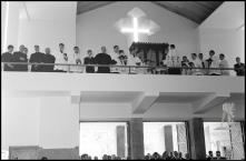 Coristas acompanhando a música do órgão de tubos na missa solene da bênção da igreja de Nossa Senhora de Guadalupe, Freguesia do Porto da Cruz, Concelho de Machico