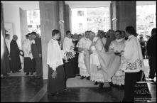Cónego Manuel Francisco Camacho e entidades religiosas entrando para a cerimónia solene da bênção da igreja de Nossa Senhora de Guadalupe, Freguesia do Porto da Cruz, Concelho de Machico