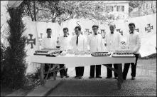 Grupo dos empregados que serviram no beberete após a inauguração e bênção da igreja de Nossa Senhora de Guadalupe, Freguesia do Porto da Cruz, Concelho de Machico
