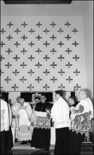 Cónego Manuel Francisco Camacho benzendo o altar da igreja de Nossa Senhora de Guadalupe, Freguesia do Porto da Cruz, Concelho de Machico