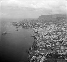 Vista aérea da cidade e baía do Funchal