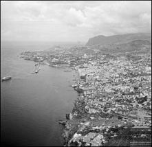 Vista aérea da cidade e baía do Funchal