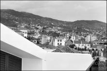 Cidade do Funchal vista de oeste/este a partir da Residencial Colombo, Freguesia de São Pedro, Concelho do Funchal 