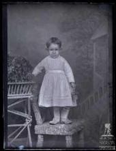 Retrato de uma menina, filha de Francisco da Silva (corpo inteiro)