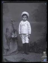 Retrato de um menino, filho de Alferes Agrela Gomes do Nascimento (corpo inteiro)