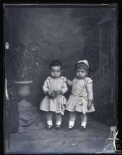 Retrato de duas crianças, filhas de Alferes Agrela Gomes do Nascimento (corpo inteiro)
