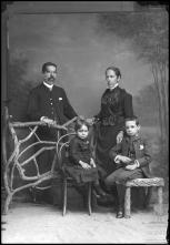 Retrato de Francisco Pinto Correia acompanhado de uma mulher e duas crianças (corpo inteiro)