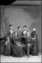 Retrato de Manuel Fernandes acompanhado de quatro mulheres e um menino (corpo inteiro)