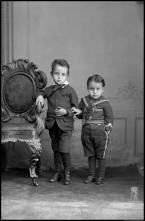 Retrato de dois meninos, filhos de Manuel Paulo Gomes (corpo inteiro)