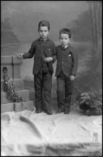 Retrato de dois meninos, filhos de Manuel Paulo Gomes (corpo inteiro)